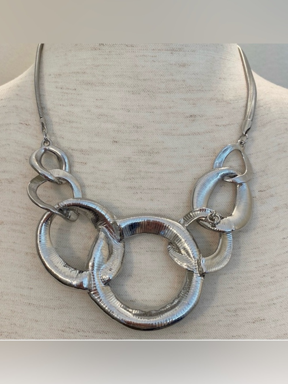 Stunning Silver tone chunky circle ring necklace! 20”